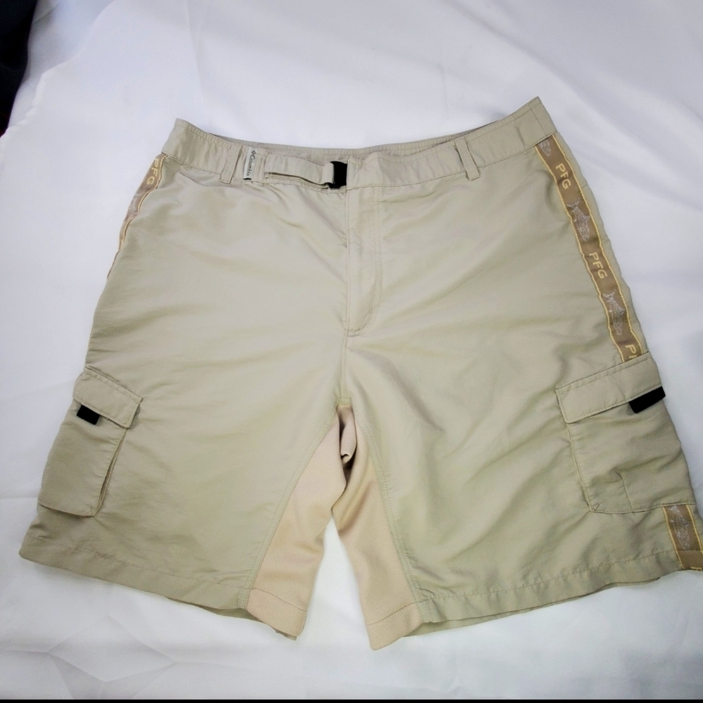 Columbia PFG Fishing Cargo Shorts Men's Size L Beige Logo Trim 108 FM 4005